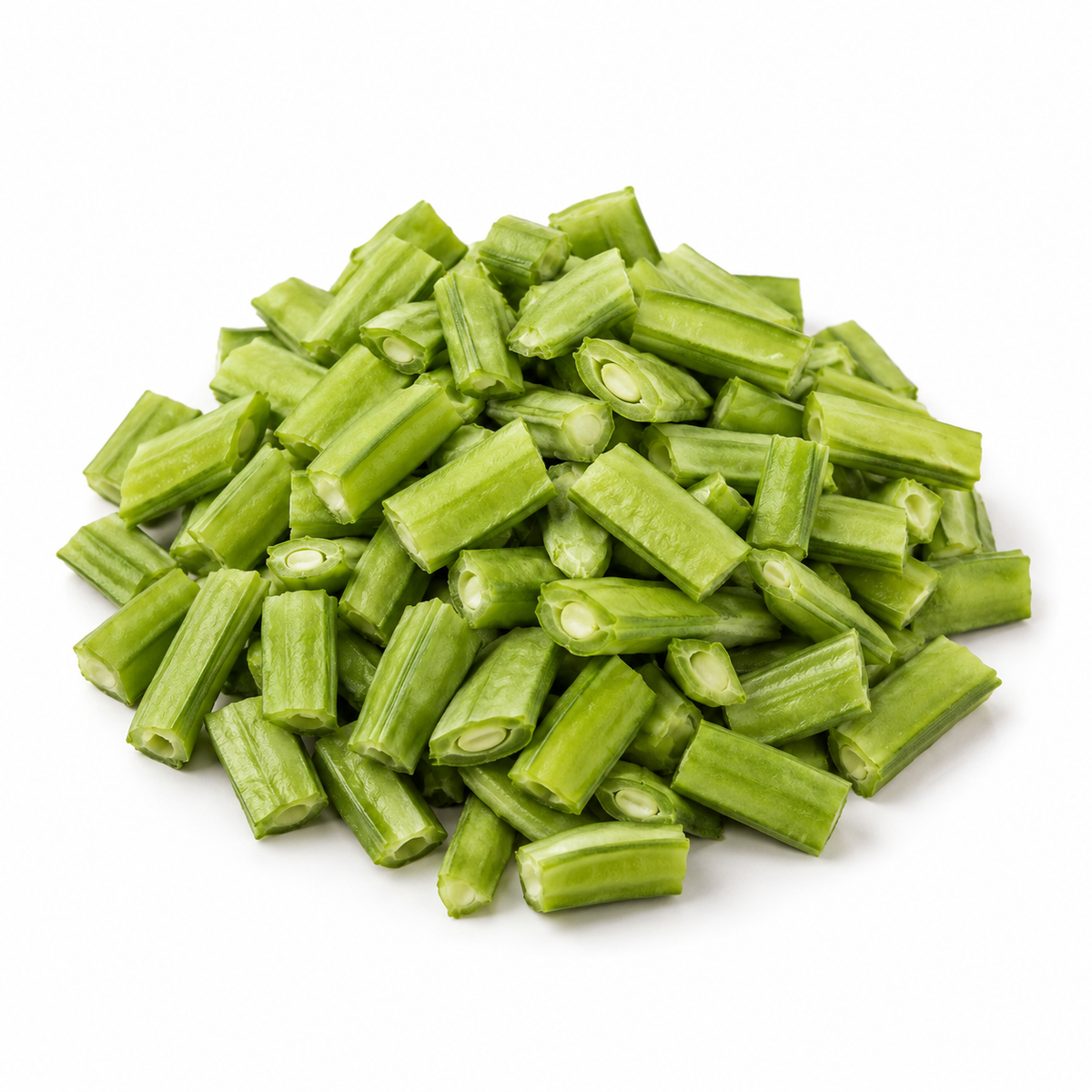 ಕತ್ತರಿಸಿದ ಗೋರಿಕಾಯಿ — ಬಿಳಿ ಹಿನ್ನೆಲೆಯ AI ಉದಾಹರಣೆ ಚಿತ್ರ